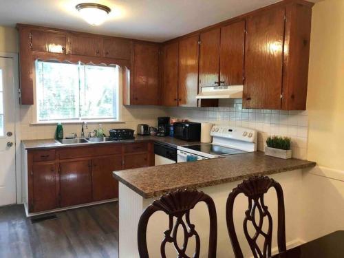 *Welcoming Cary Townhome*King Bed*Long Term Stays* in 凱里市中心