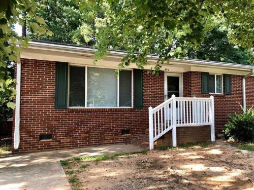 *Welcoming Cary Townhome*King Bed*Long Term Stays* in 凱里市中心