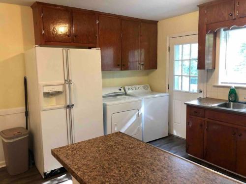 *Welcoming Cary Townhome*King Bed*Long Term Stays* in 凱里市中心
