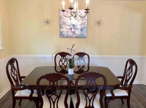 *Welcoming Cary Townhome*King Bed*Long Term Stays* in 凱里市中心
