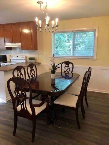 *Welcoming Cary Townhome*King Bed*Long Term Stays* in 凱里市中心