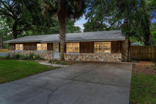 Charming Cottage With Pool Table 15 Min From WEC in Ocala, USA