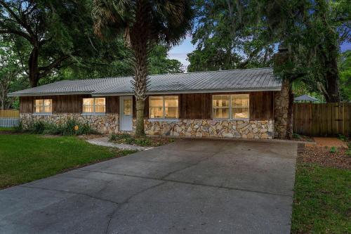 Exterior view, Charming Cottage With Pool Table 15 Min From WEC in Ocala North West