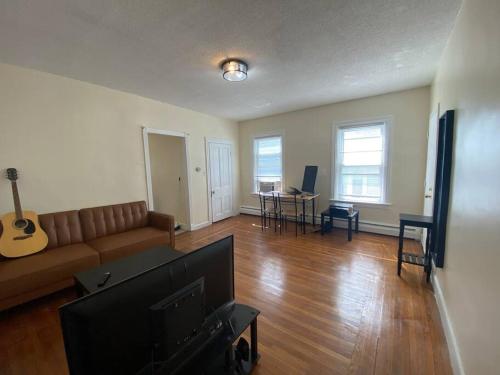 . Nice apartment near Whole Foods, Brown, Downtown