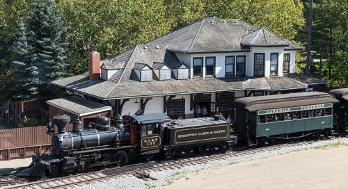 Contemporary Farmhouse Home - King Bed - Double Garage Parking - Free WiFi & Netflix - Long Stays We