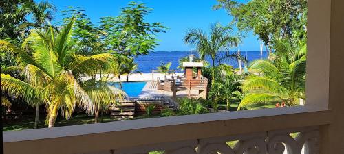 beranda/teres, Seaside Chateau Resort in Belize City