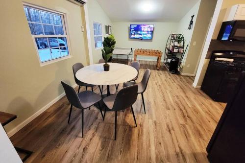 NEW! Hurleyville Upstate NY - your Catskills getaway with hot tub, sauna and firepit! in Hurleyville, USA