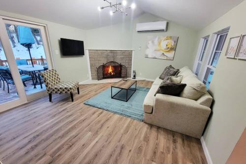 NEW! Hurleyville Upstate NY - your Catskills getaway with hot tub, sauna and firepit! in Hurleyville, USA