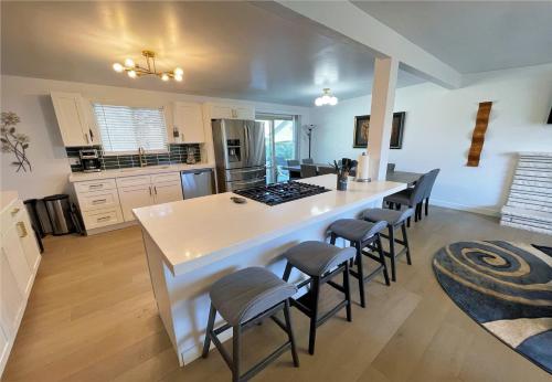 B&B Millcreek - Modern 7-bedroom Home Near Downtown SLC - Bed and Breakfast Millcreek