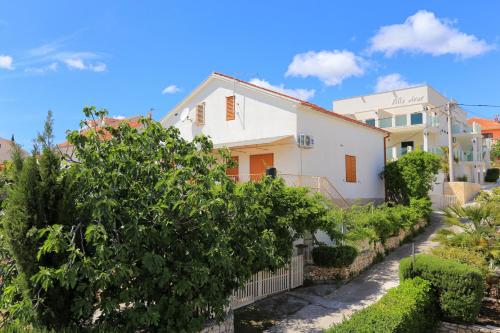  Apartments by the sea Seget Vranjica, Trogir - 17125, Pension in Seget Donji