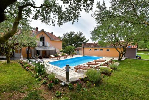 Family friendly apartments with a swimming pool Sveti Filip i Jakov, Biograd - 17192 - Location saisonnière - Sveti Filip i Jakov