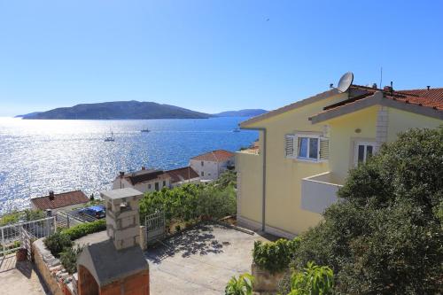  Apartments by the sea Okrug Donji, Ciovo - 17232, Pension in Okrug Donji