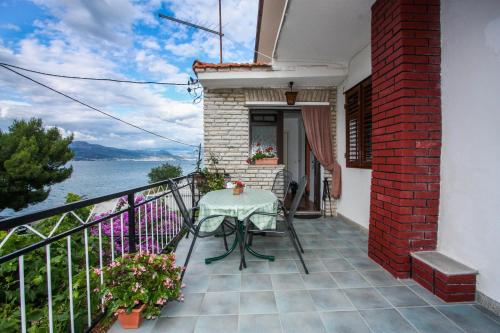 Apartments by the sea Arbanija Ciovo - 17280 - image 6