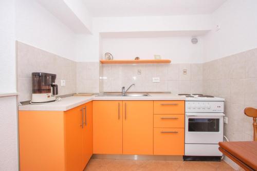 Apartments by the sea Arbanija Ciovo - 17280 - image 3