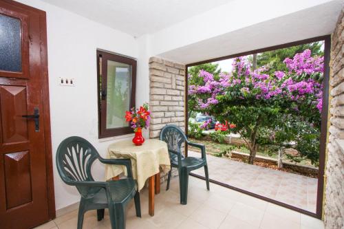 Apartments by the sea Arbanija Ciovo - 17280 - image 13