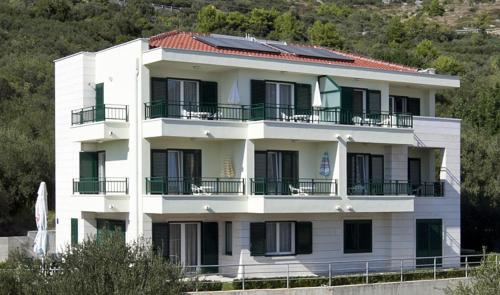 Apartments by the sea Igrane Makarska - 17292