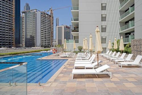 Cozy one bedroom apartment with Burj-Khalifa view - image 9