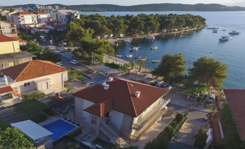Seaside family friendly house with a swimming pool Trogir - 17358 - image 6