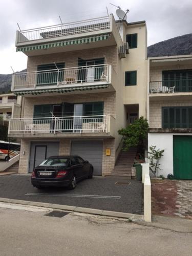 Apartments with a parking space Brela, Makarska - 17371