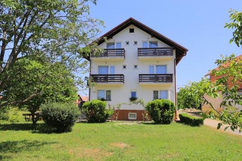  Rooms with a parking space Grabovac, Plitvice - 17419, Pension in Rakovica bei Gornji Vaganac