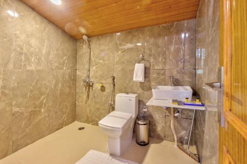Bathroom, PARADISE-The White House Cafe in Manali