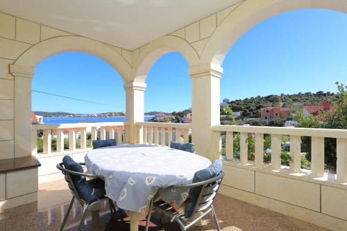 Apartments by the sea Cove Ostricka luka, Rogoznica - 17086 – khách sạn tại Dvornica