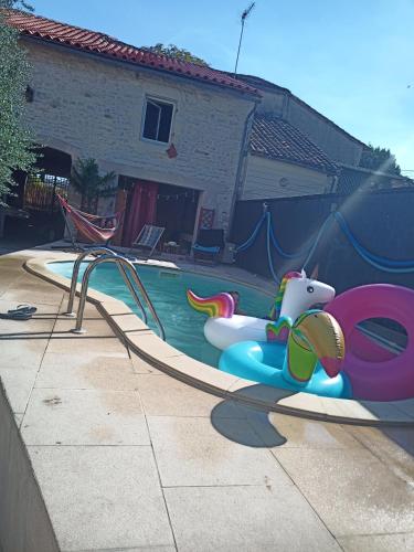 Grande chambre d'hôte avec piscine chauffée et Jacuzzi à disposition