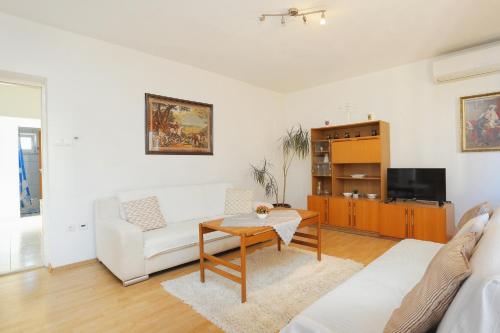 Apartments with a parking space Podstrana Split - 17053 - image 4
