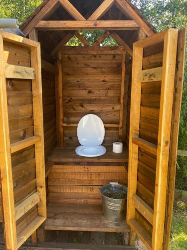 Fürdőszoba, Kingfisher Cabin - Wild Escapes Wrenbury off grid glamping - ages 12 and over in Wrenbury