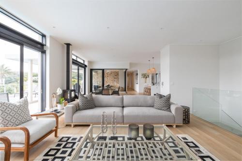 Sunset Villa - Luxury Villa 150m from the beach - top floor only, Plettenberg Bay