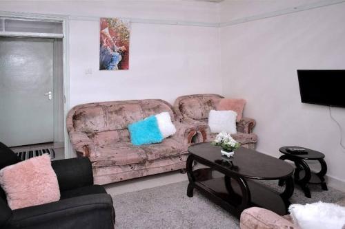 Golden One-bedroom serviced apartment with free WiFi in קיסי