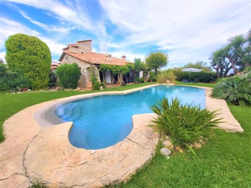 Magnifique villa en pierre avec jardin et piscine - Accommodation - Saint-Laurent-du-Var