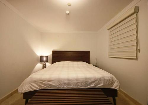 Spacious condo with private terrace & Pool, Palm-Eagle Beach (photo 4)