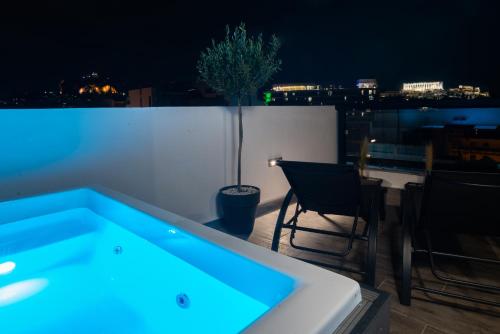 Private Jacuzzi & Acropolis View - The Urban Loft, Athens