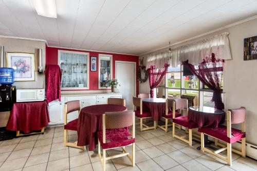 Зручності, Malone Inn in Малон