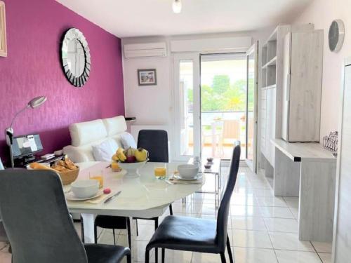 Appartement "La Detente" St Raphael, au calme, vue piscine, climatise in Vallon de Coste