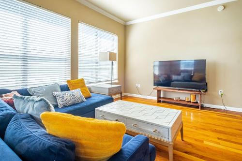 2BR Executive Suite With Pool, Gym By ENVITAE