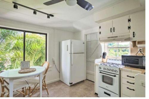 Kitchen, Lovely one bedroom Suite with Heated Pool in Leisureville