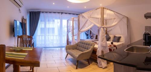 Mombasa Bamburi Beach Studio A11 - Pool & Beach - Sleeps 3 in شاطىء بامبوري