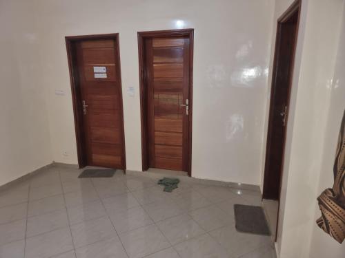Hành lang, CHAMBRES PRIVEES CLIMATISEES-DOUCHES PERSONNELLES-NEFLIX-SALON in Dakar