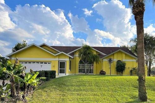 Exterior view, The Yellow Home amazing lake view in Lehigh Acres (FL)