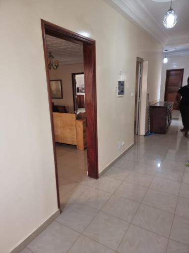 Vestíbulo, CHAMBRES PRIVEES CLIMATISEES-DOUCHES PERSONNELLES-NEFLIX-SALON in Dakar