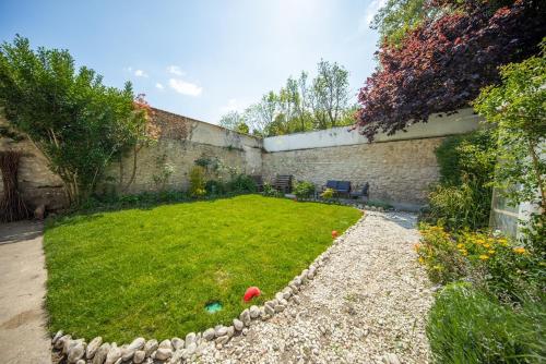 Garten, L'Indépendant (L'Independant) in Nemours