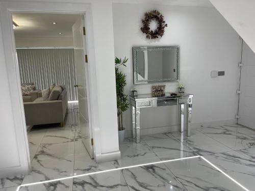 Cheerful 4 Bedroom luxury house with free parking in Birmingham