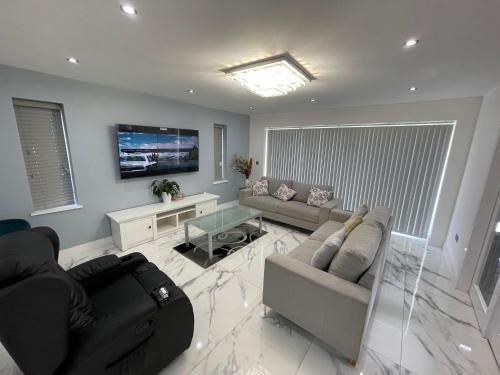 Cheerful 4 Bedroom luxury house with free parking in Birmingham