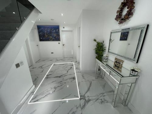 Cheerful 4 Bedroom luxury house with free parking in Birmingham