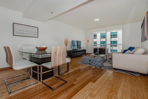 Lovely condo with city & ocean views. Sleep up to 6 people! in Miami, USA