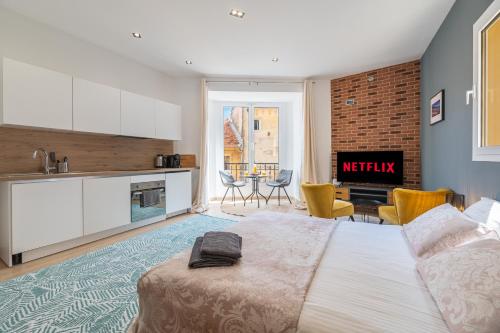SPACIEUX STUDIO HAUT PLAFOND PROCHE MONACO 1