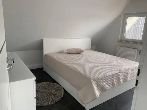 ruhige drei Zimmer Eigentumswohnung in Birenbach, Deutschland