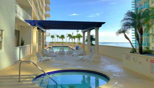 Lovely condo with city & ocean views. Sleep up to 6 people! in Miami, USA